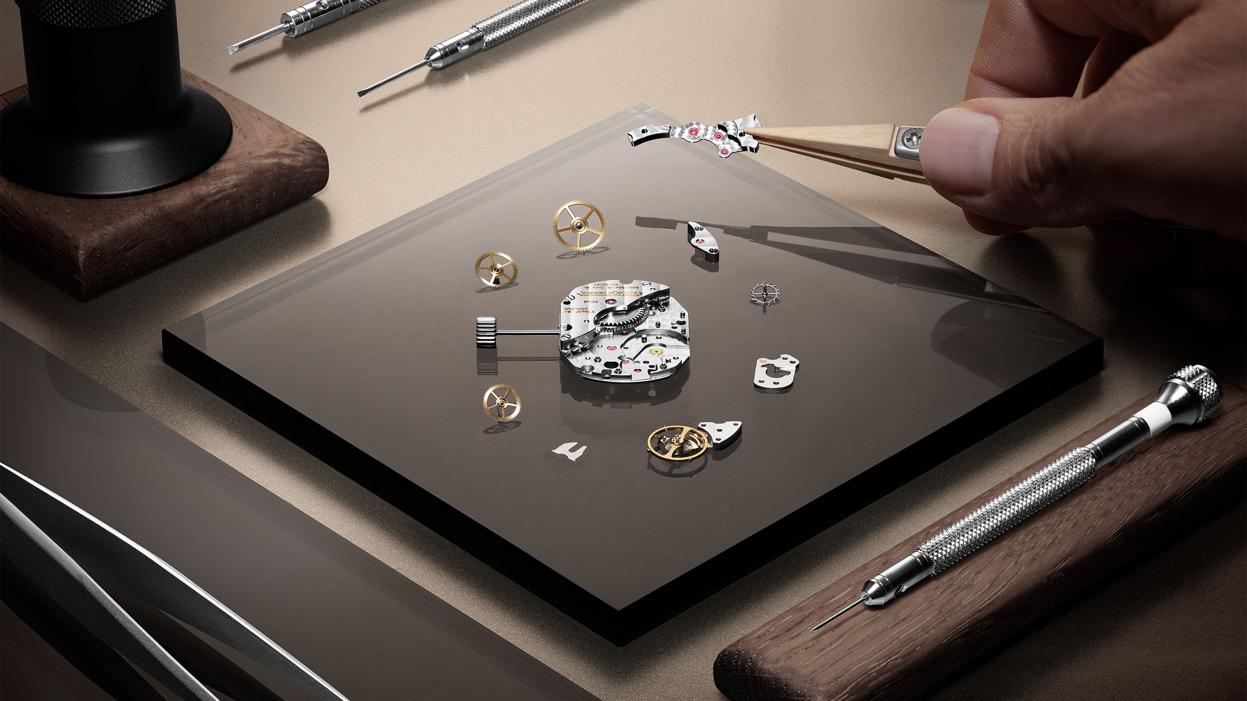 2025_q3868520_reverso_smallseconds_savoirfaire_srgb_16_9.jpg