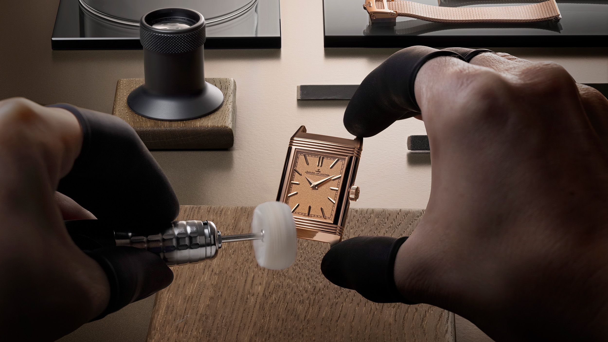 2026_q1_atimelessicon_reverso_q716216j___savoirfaire2_srgb_16-9 (1).jpg