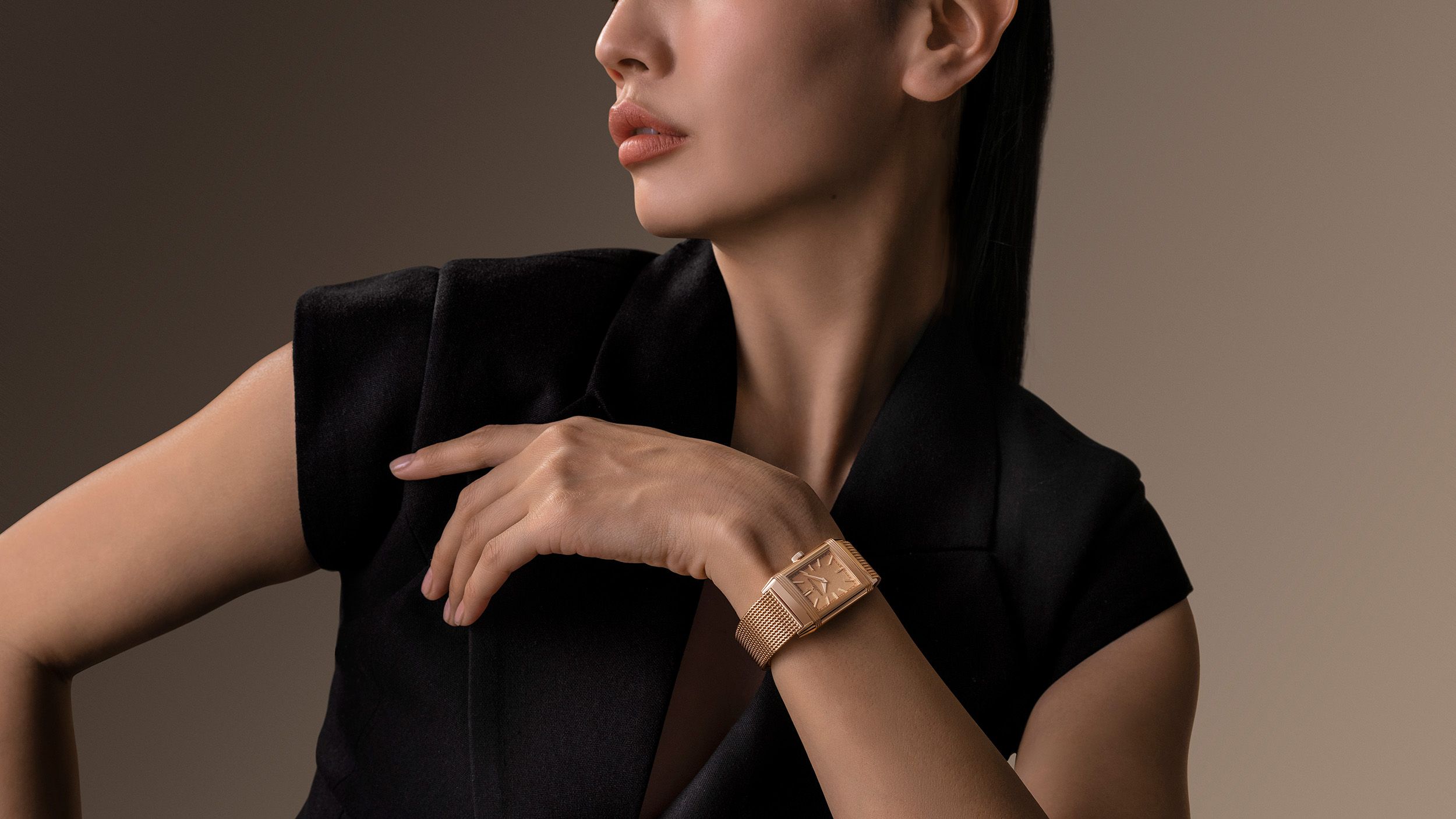 2026_q1_q716216j_reverso_tribute_ordeco_wristshot2._srgb_16-9 (1).jpg