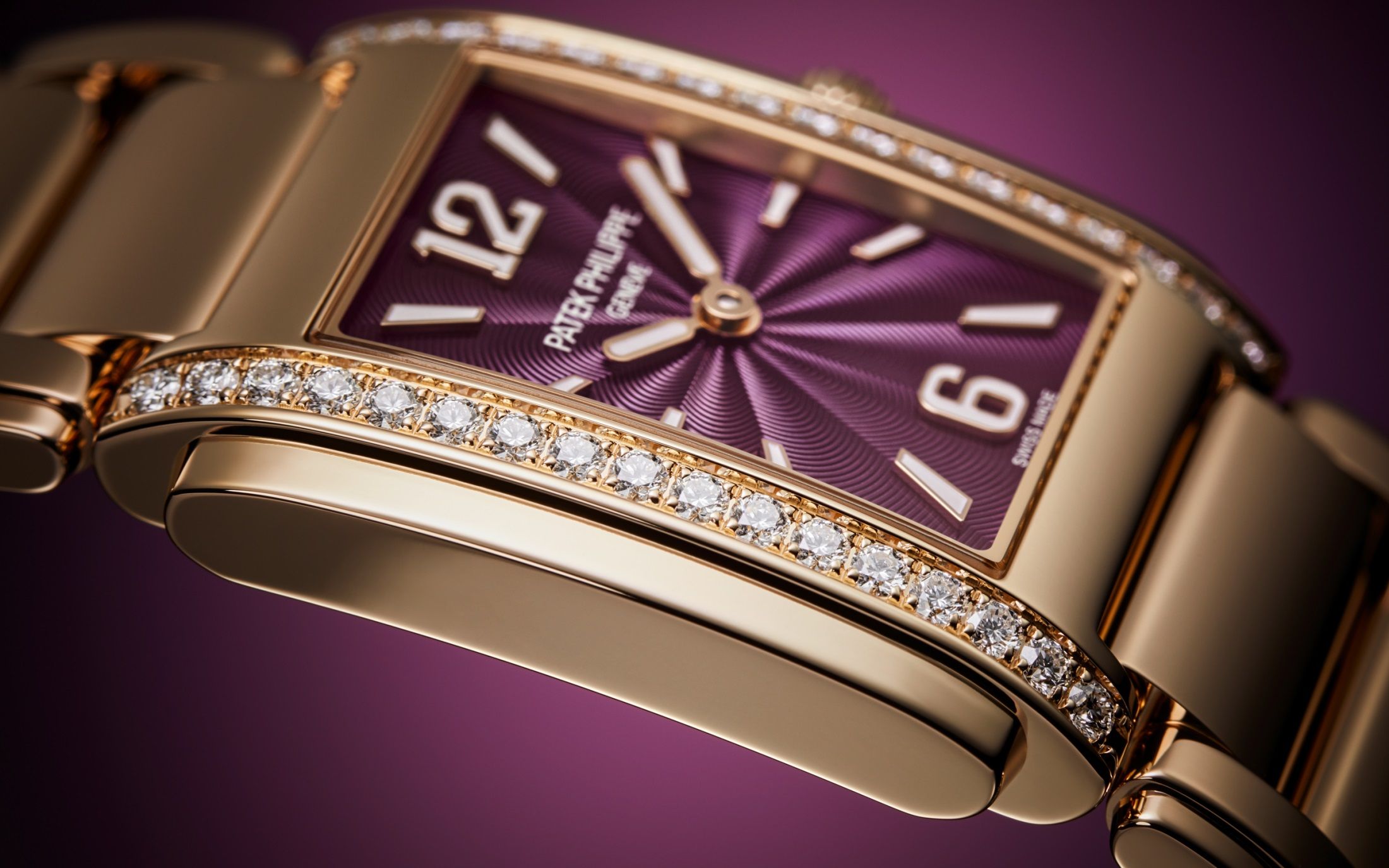 The case sides are embellished with 0.63 carat of diamonds
