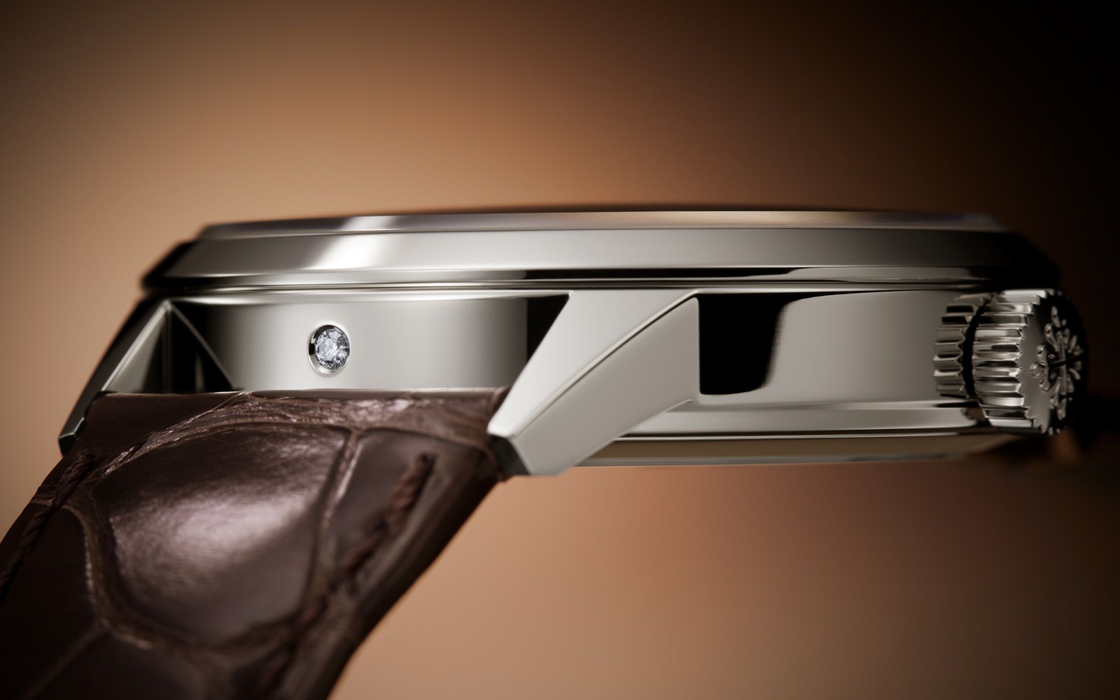 The 950 Platinum case has a diameter of 41.3mm and a height of 11.07mm