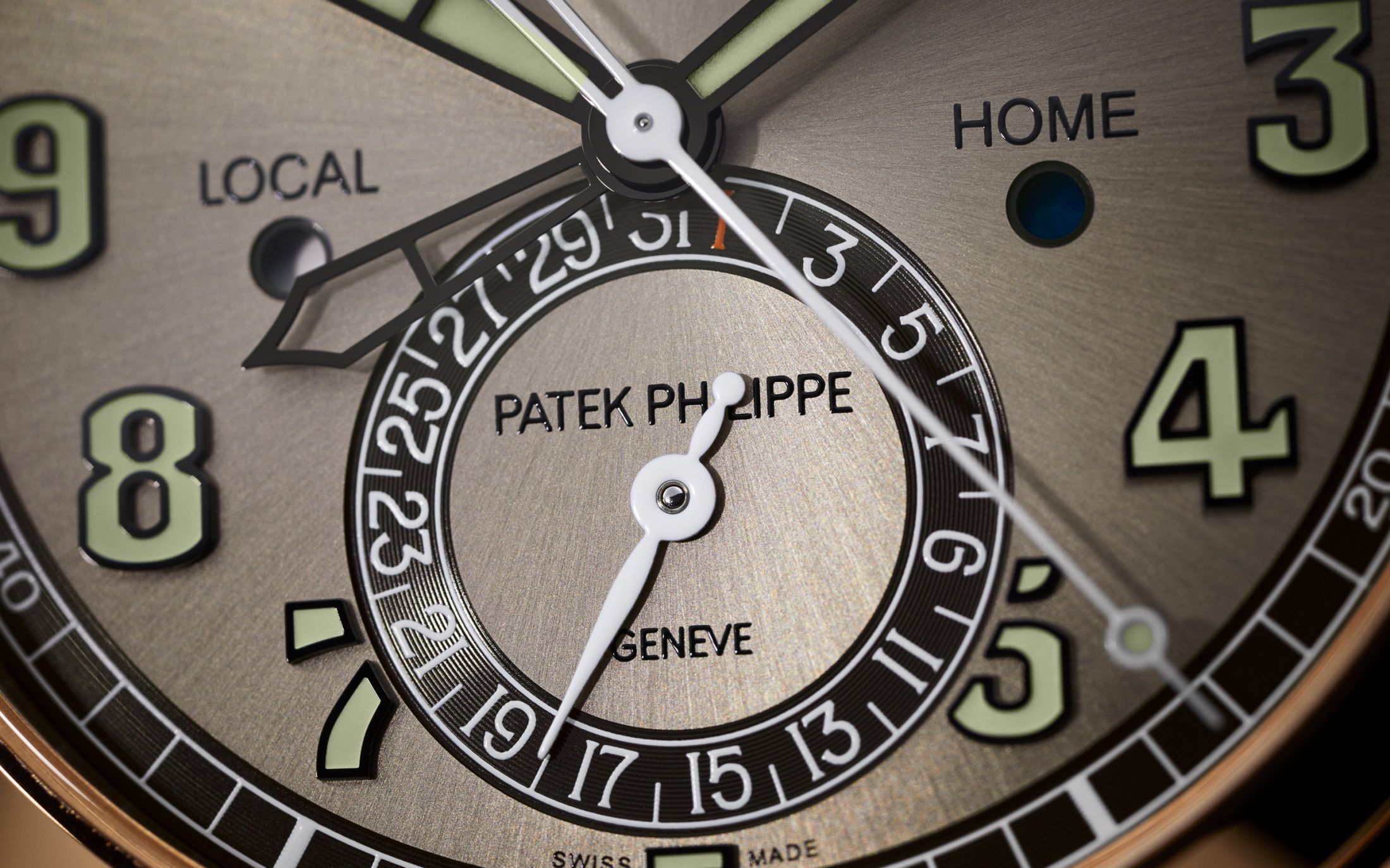 The dial offers contrasting finishing and color treatments