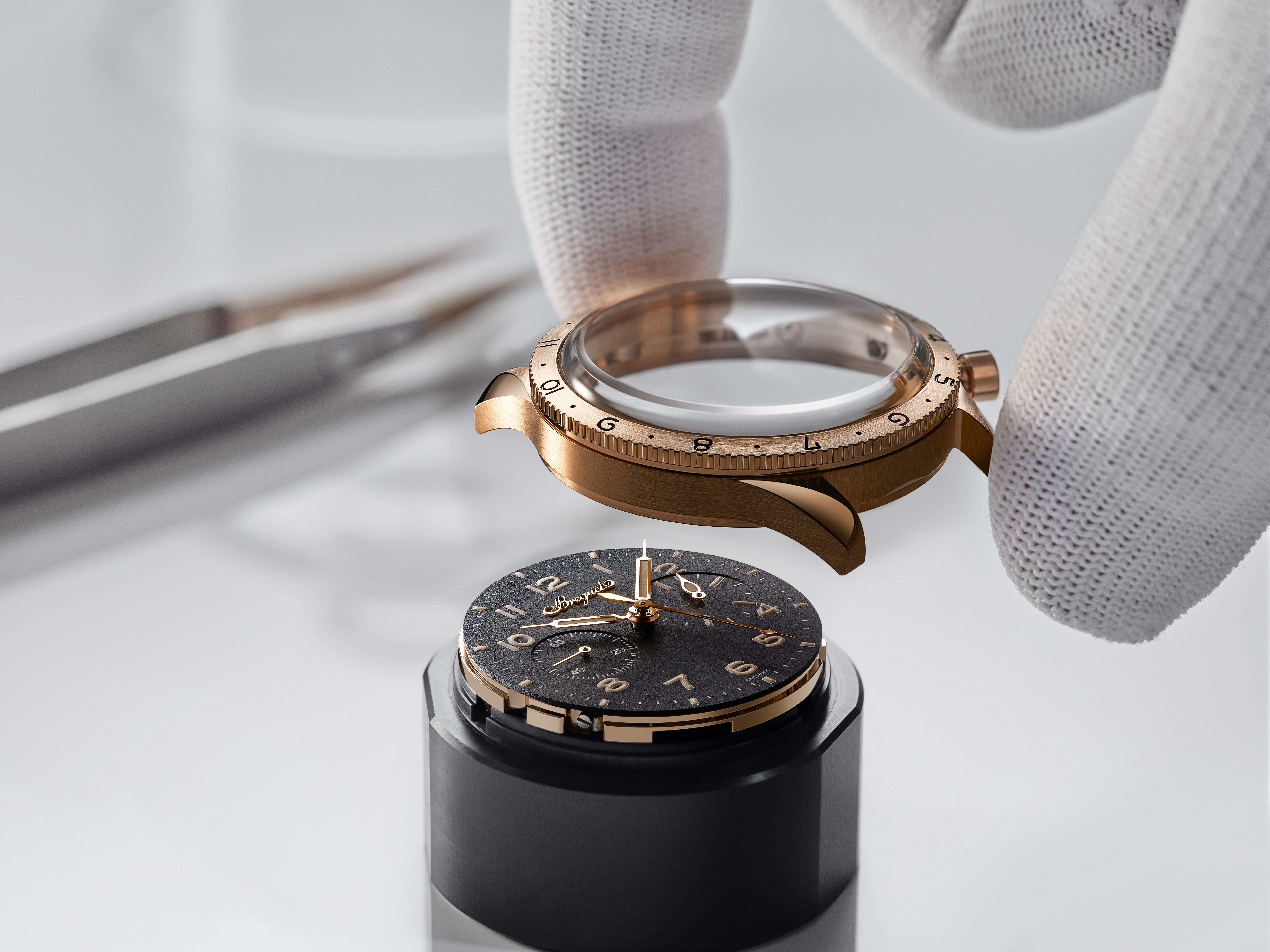 EMBARGO 05.06.25_1AM CET_Breguet_SF_TYPE-XX_POSE_CARRURE_8000x6000px.jpg