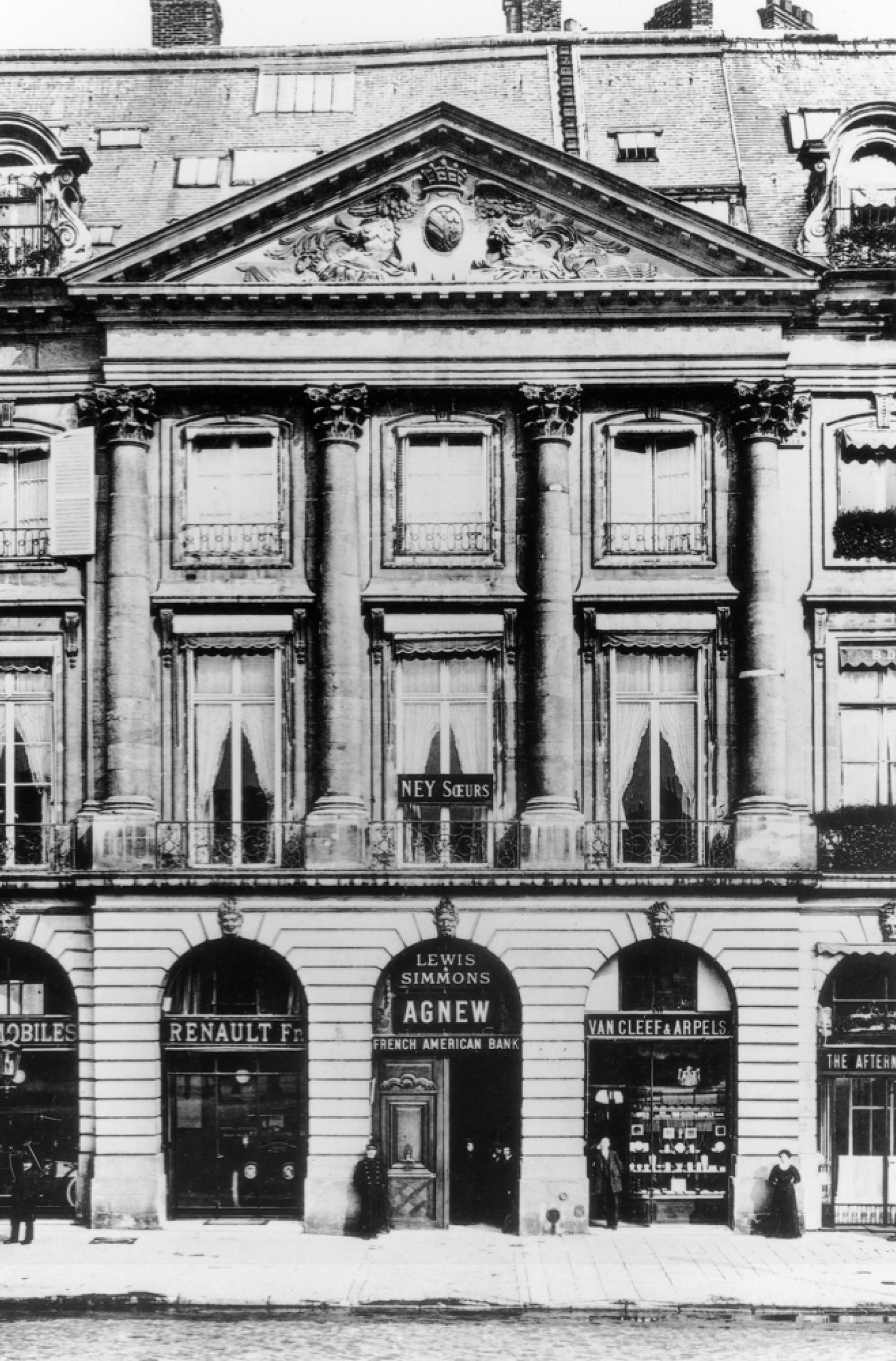 Facade of the first boutique Van Cleef & Arpels at 22 Place Vendome, circa 1906.avif
