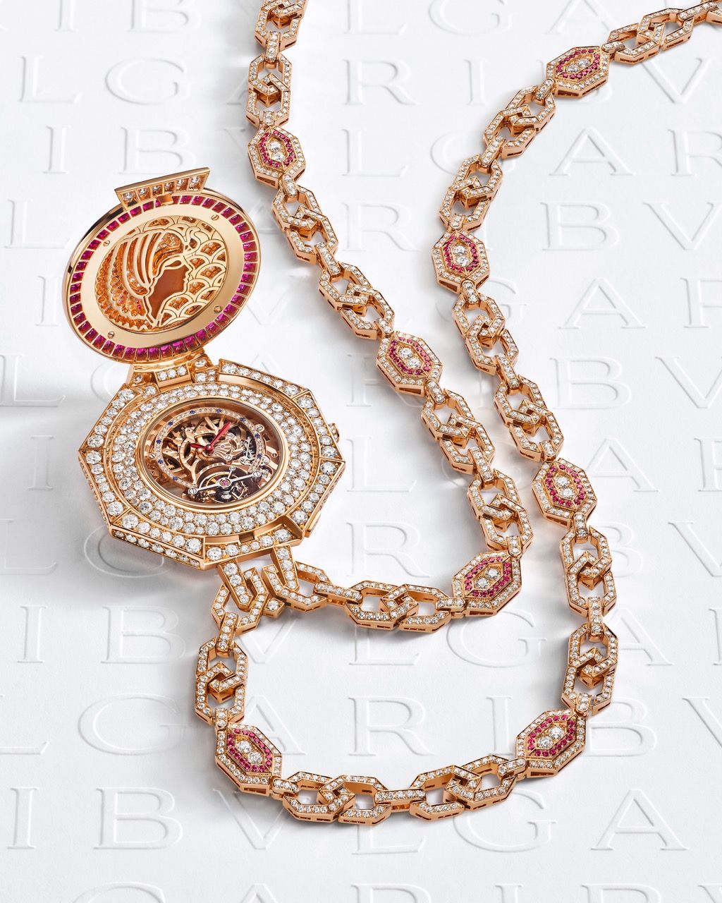This piece is born on a rose gold chain matching the necklace which features diamonds and brilliant-cut rubies