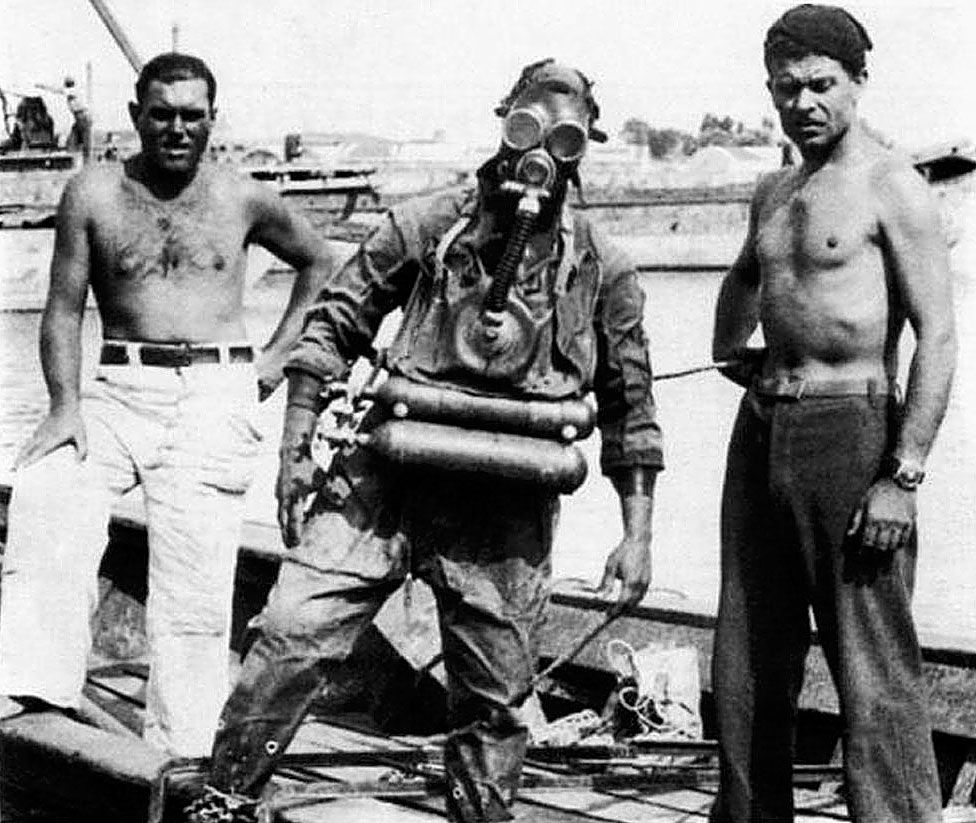 In the image below we see an Italian Navy Frogman wearing a re-breather suit in the center of the photo and we see the diver on the far right wearing the now trademark 47mm Panerai..jpg