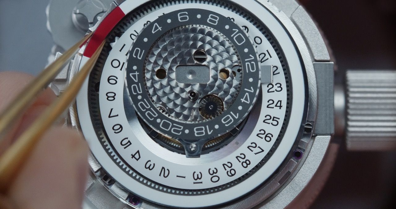 Installation of the month disc of the Saros annual calendar on a caliber 9002 © Rolex, Juriaan Booij