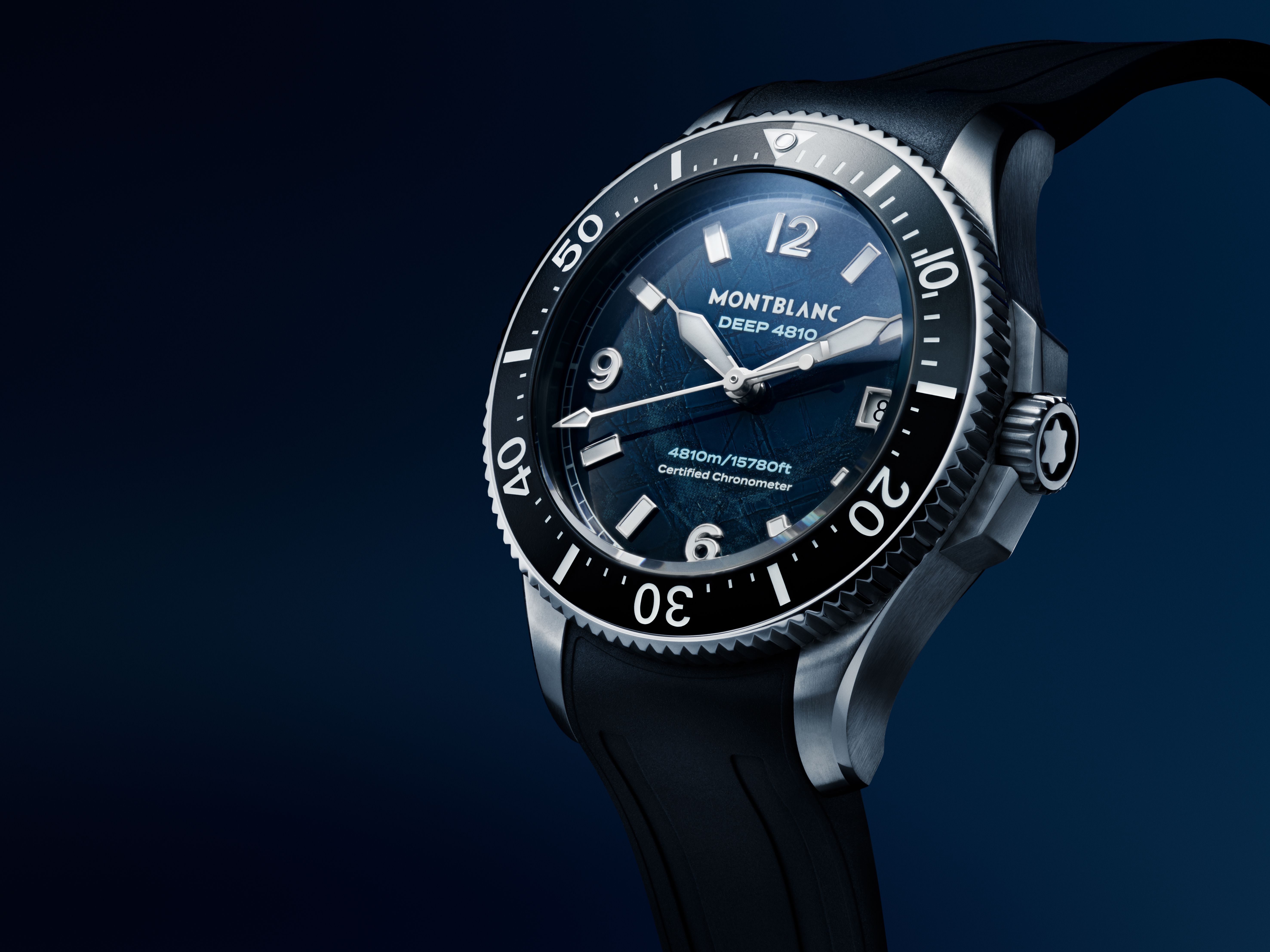 The watch features a water resistance of 4810 meters