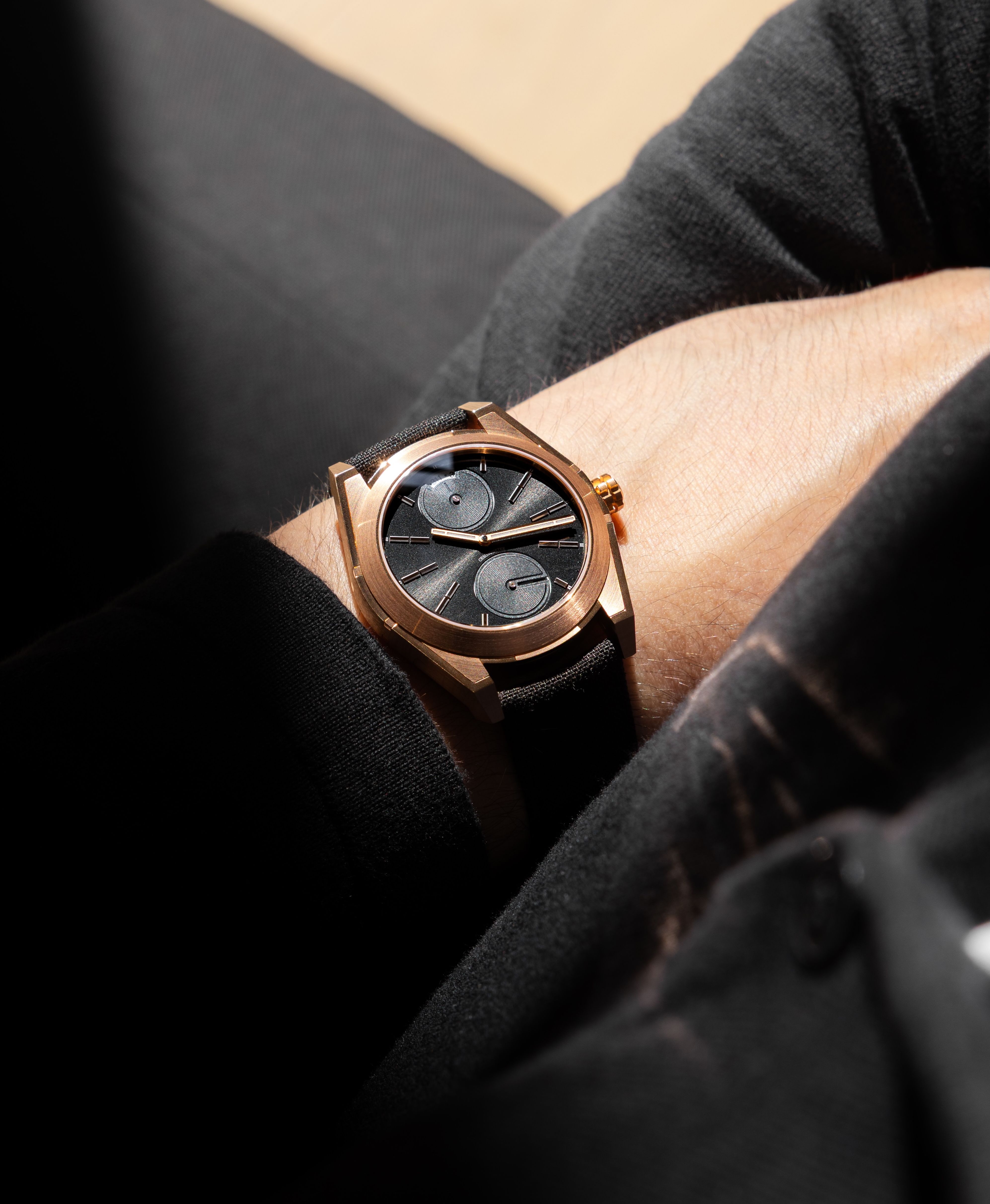 PRAGMA_image_wristshot_P1-Rose Gold 5N Mica Black (2).JPG