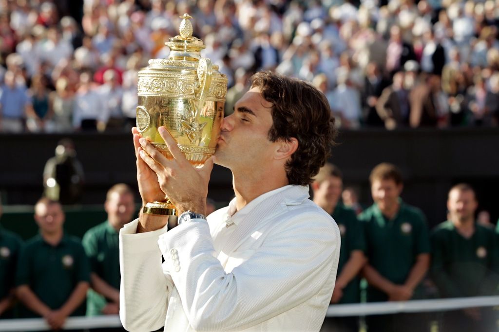 ROLEX TESTIMONEE ROGER FEDERER LIFTS THE GENTLEMEN'S SINGLES TROPHY AT THE CHAMPIONSHIPS, WIMBLEDON IN 2007,  Credits, Rolex, Gianni Ciaccia.jpg