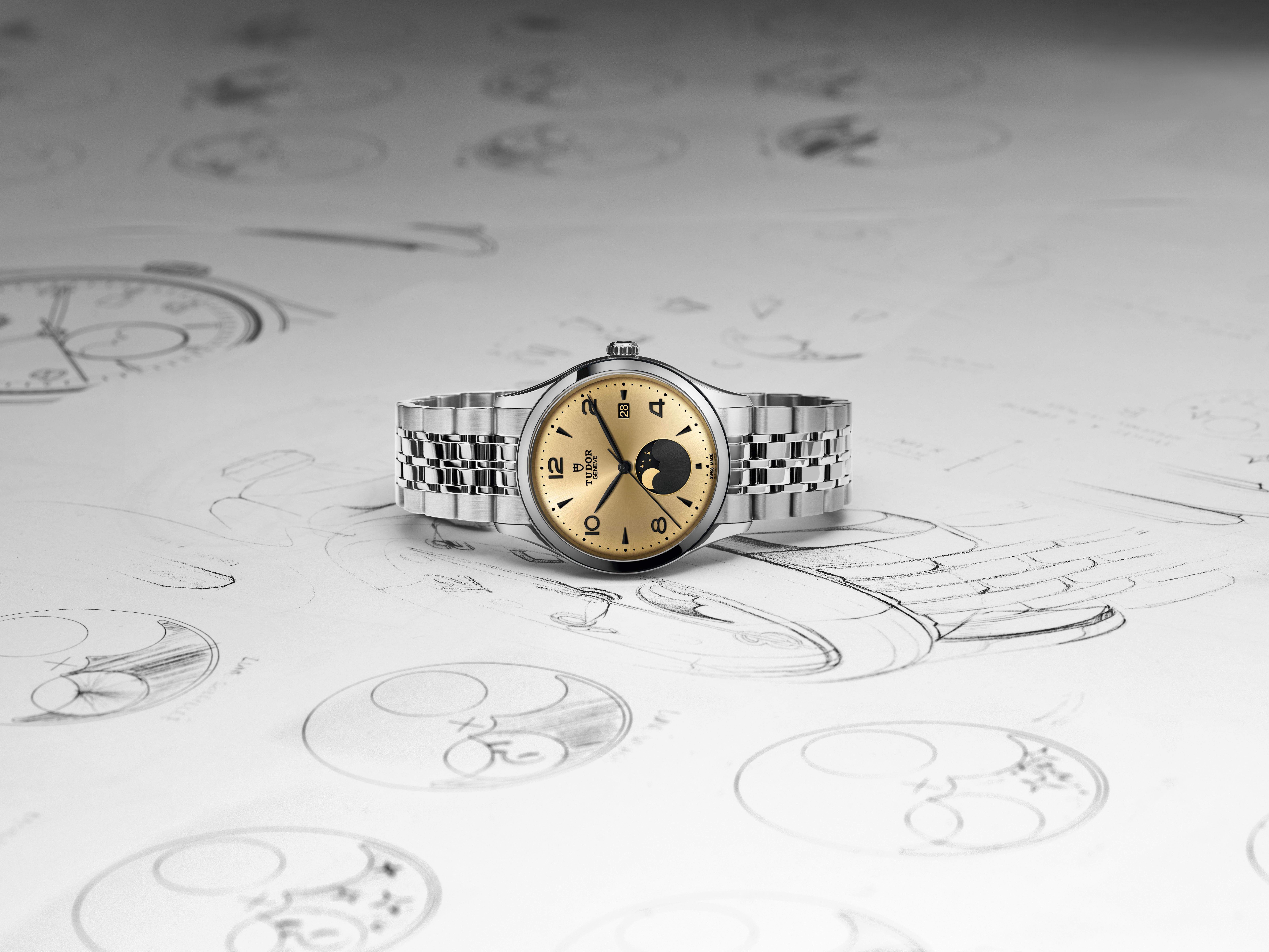 TUDOR_NP25_TUDOR_1926_LUNA_Lifestyle_4.jpg