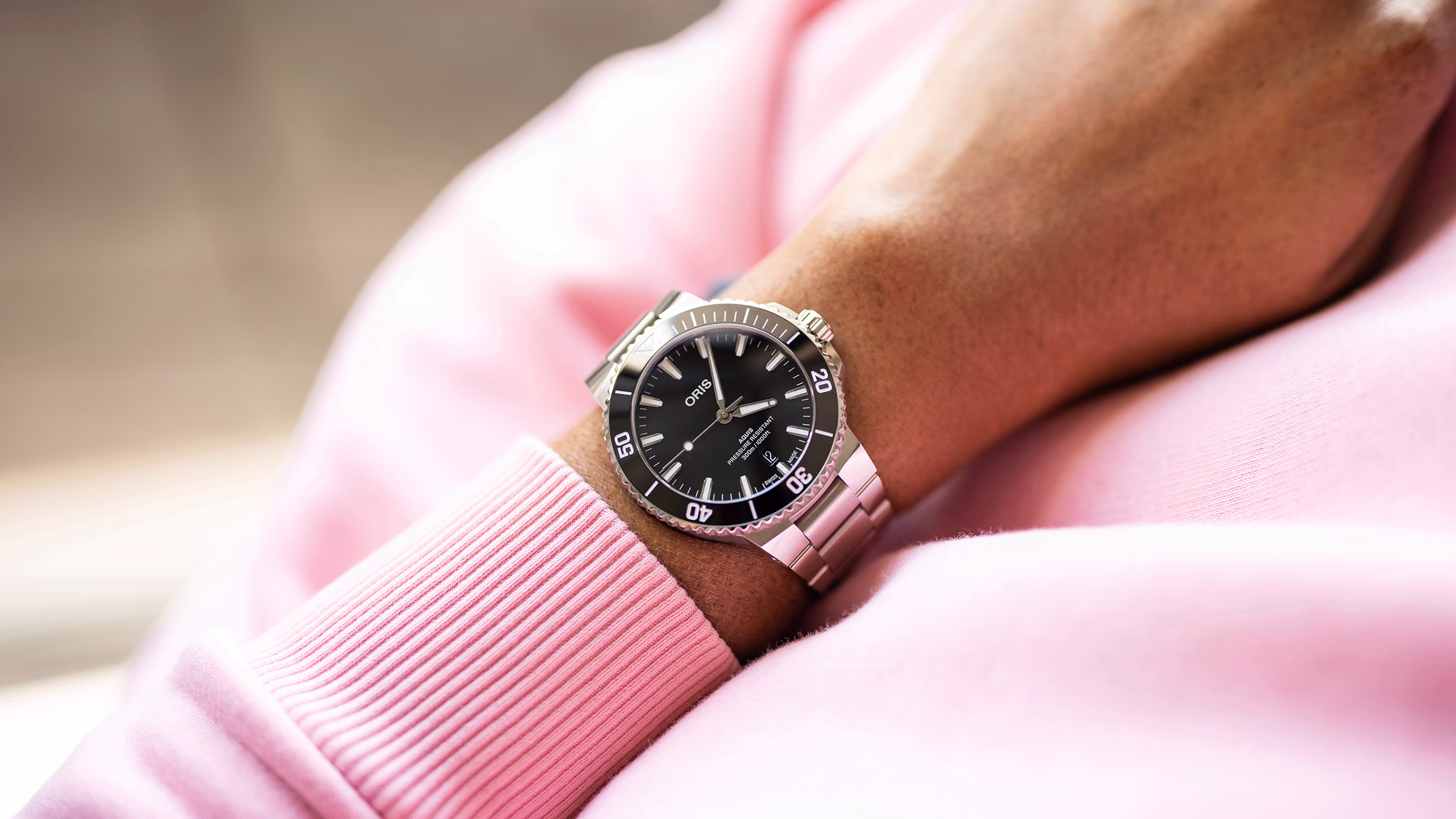 aquis date black.avif