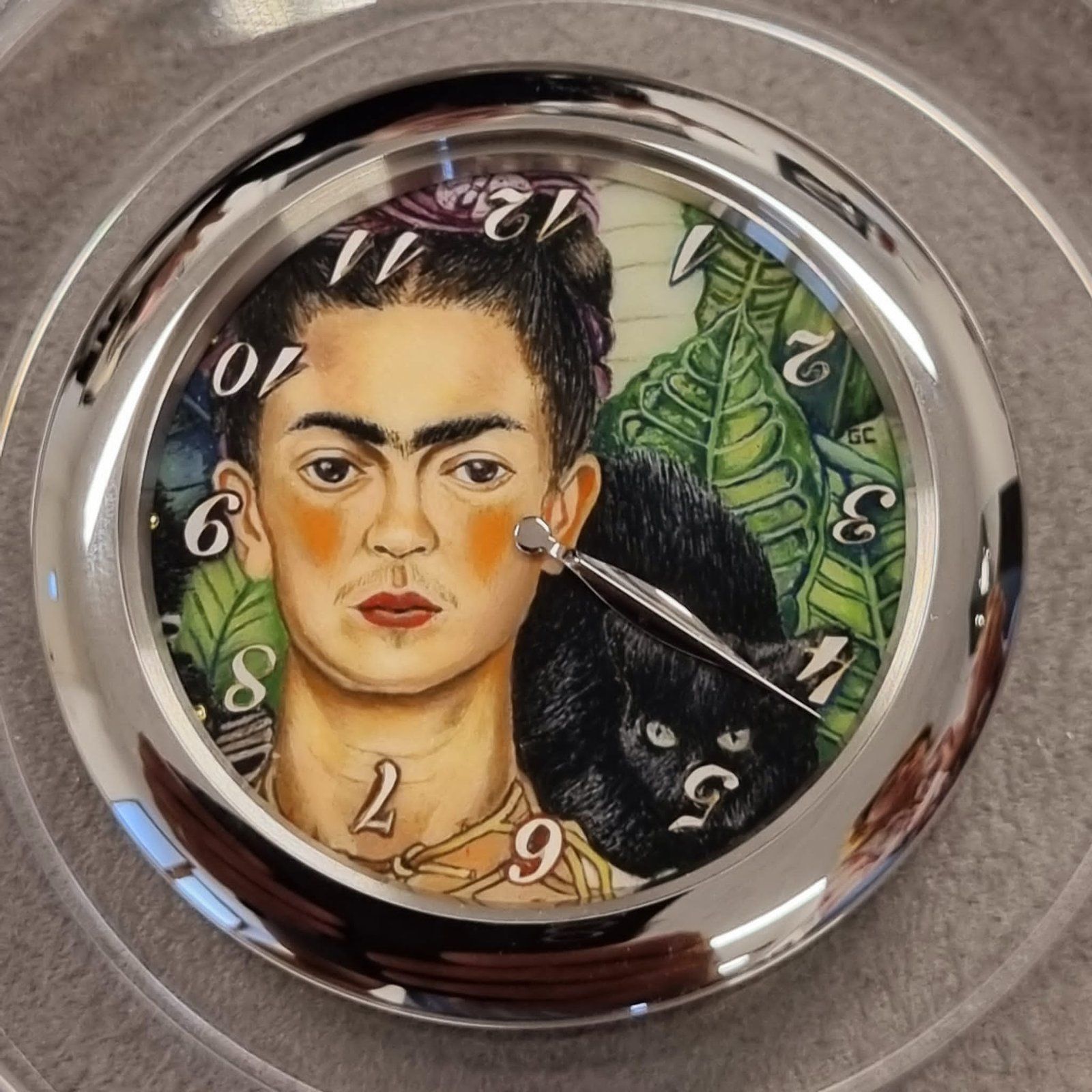 Miniature painting on enamel technique, cloisonné and paillons taken from « Self-Portrait with Thorn Necklace and Hummingbird » Frida Kahlo. Ludovic Ballouard. 2023. 