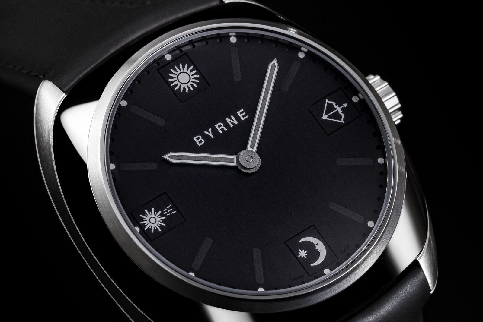 Byrne Watch offers customers the possibility of personalizing the cardinal indexes –at 3, 6, 9 and 12 o’clock