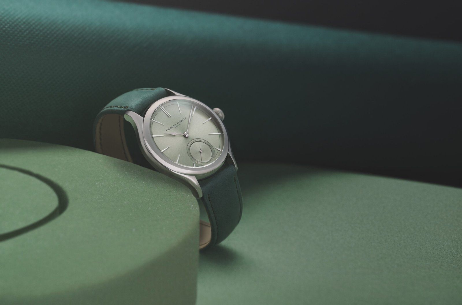 Classic-Micro-Rotor-Magnetic-Green_Lifestyle-Front_HD_CMYK
