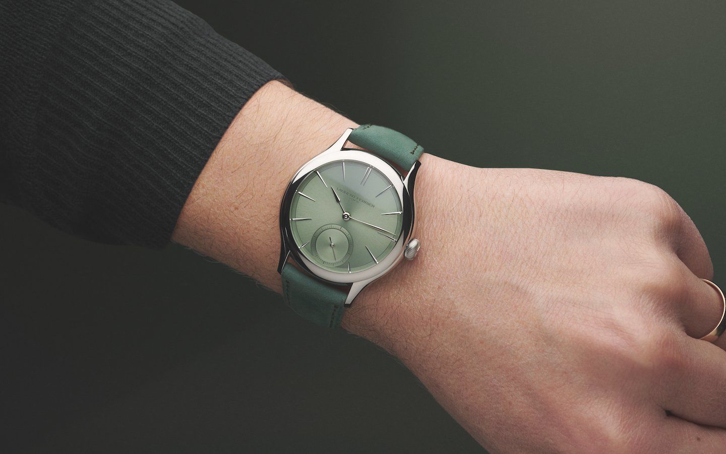 Classic-Micro-Rotor-Magnetic-Green_Wristshot-Front_HD_CMYK