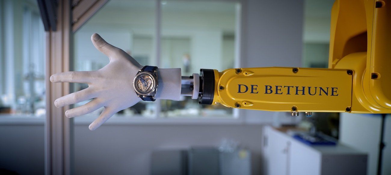 De-Bethune-has-built-a-robot-arm-inside-its-Manufacture-in-LAuberson.-Installed-in-an-atmospheric-chamber-and-using-state-of-the-art-technology.