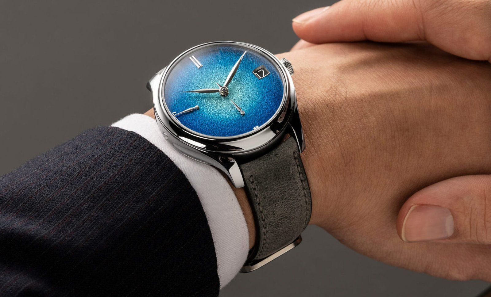 HMoser_1800-2000_Endeavour_Perpetual_Calendar_Tantalum_Blue_Enamel__Lifestyle_Wristshot