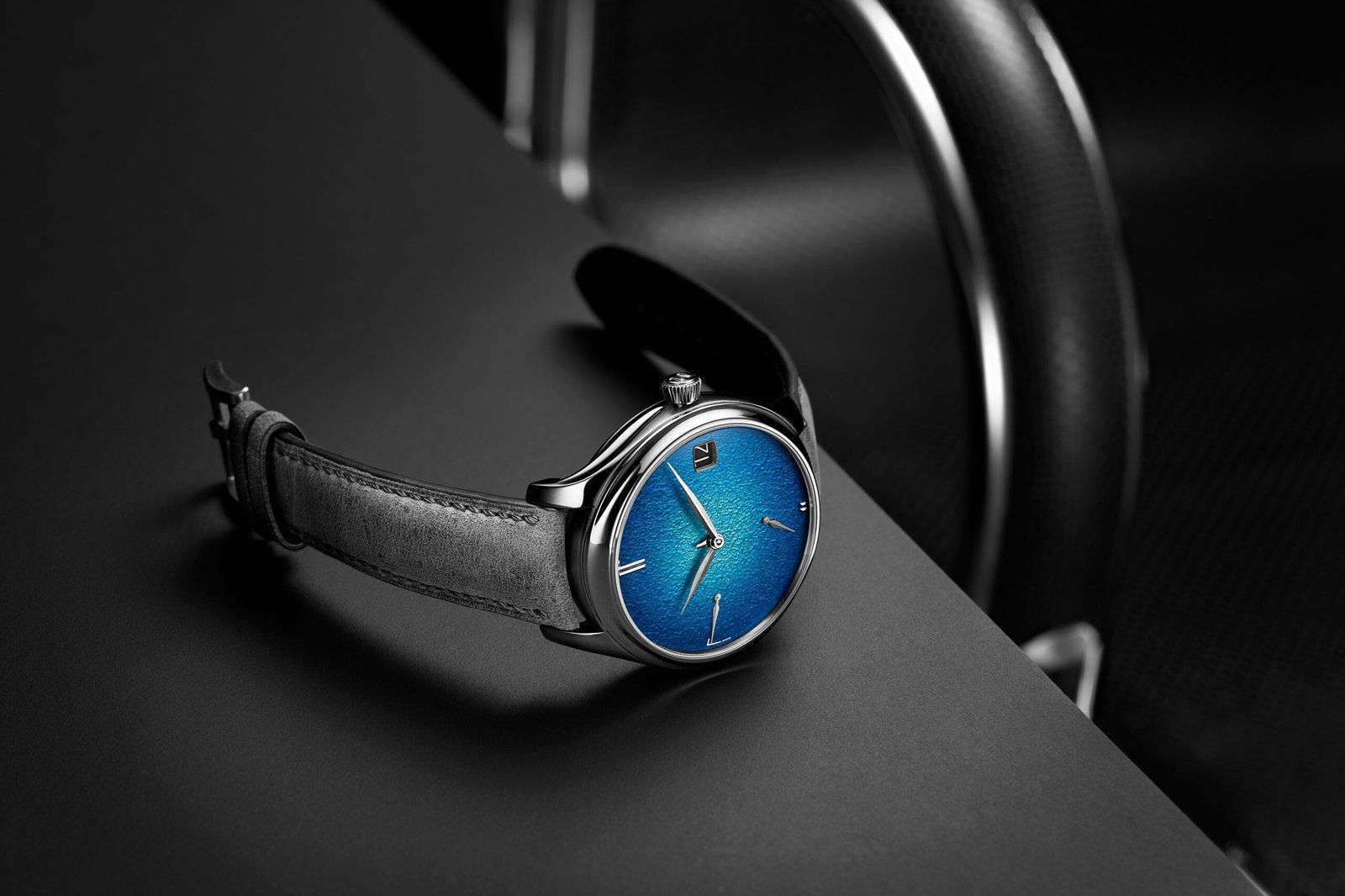 HMoser_1800-2000_Endeavour_Perpetual_Calendar_Tantalum_Blue_Enamel__Lifestyle_