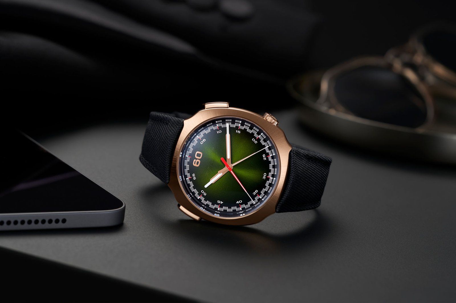 H. Moser & Cie - THE RED GOLD STREAMLINER WITH A RUBBER STRAPTHE RED GOLD STREAMLINER WITH A RUBBER STRAP