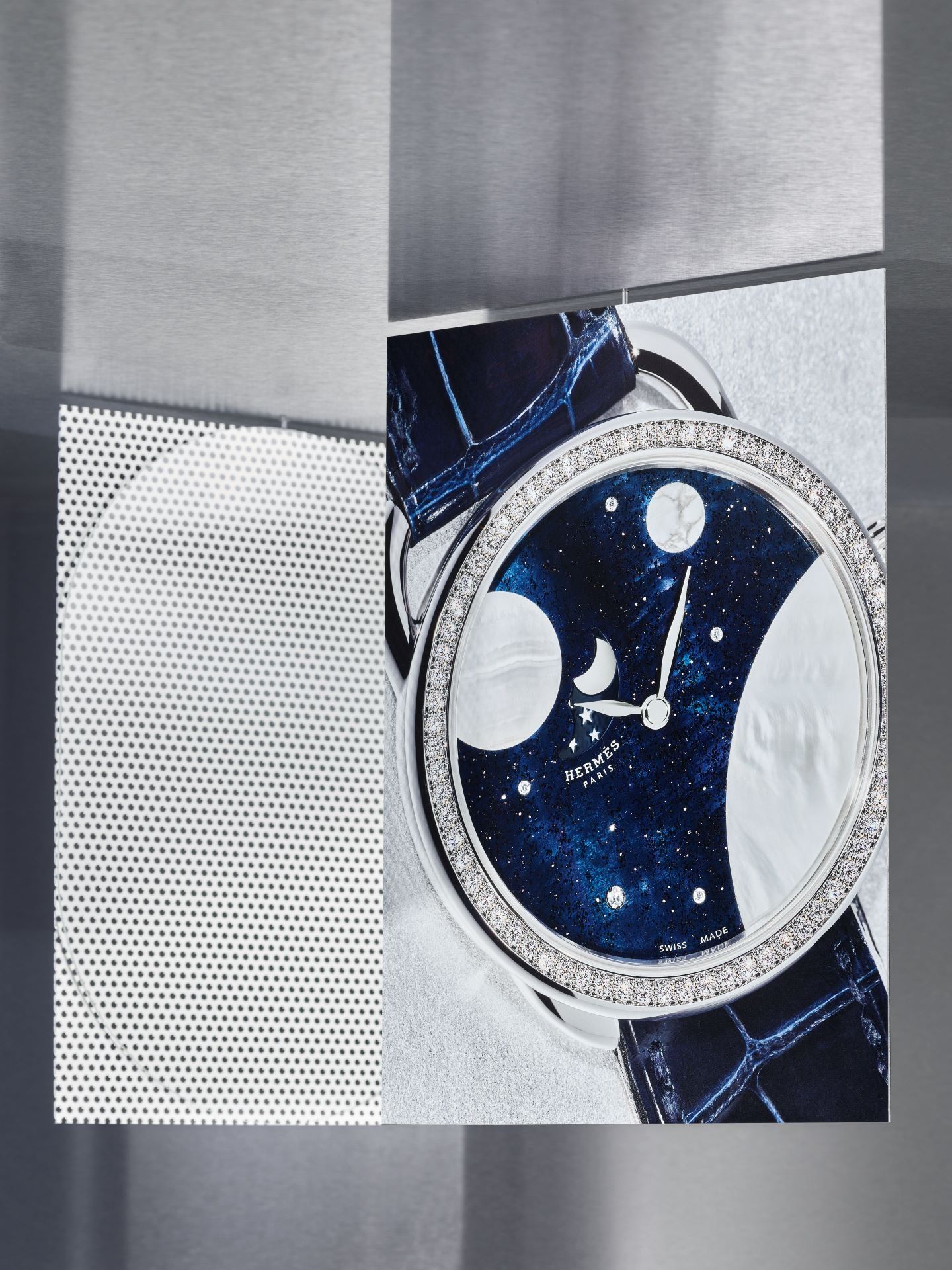 The Arceau Petite Lune features the Manufacture Hermès H1837 caliber