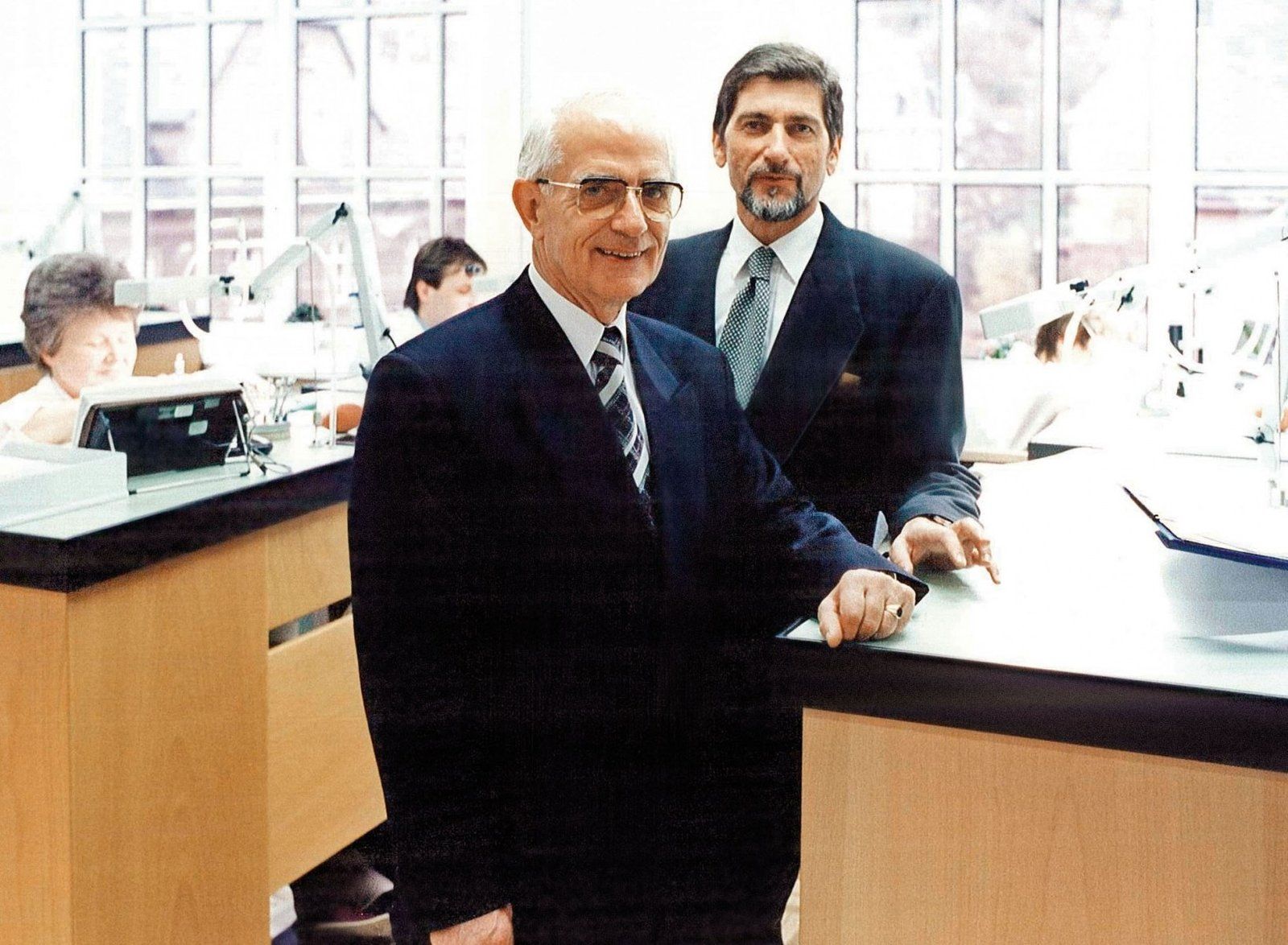 Günter Blümlein and Walter Lange 1994 in the department of watch assembly