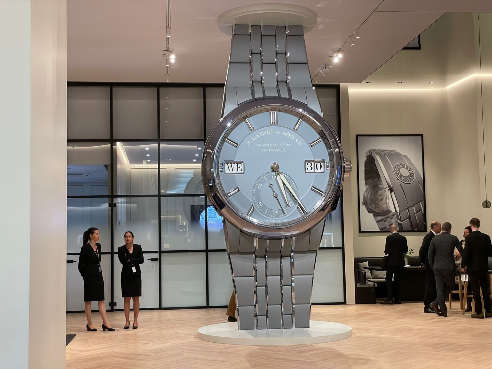 The DLC-coated bezel is accentuated with green Super-LumiNovaTM and carbon inserts.