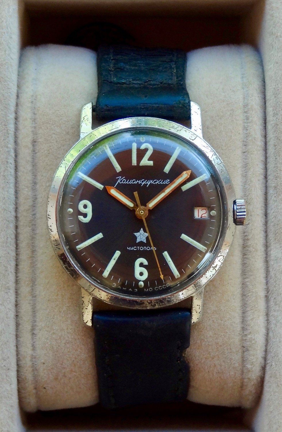 A Komandirskie issued to MOD,USSR marked "ЗАКАЗ МО СССР" at 6'o Clock (Courtesy: Dashiell Stanford; https://mroatman.wixsite.com/watches-of-the-ussr)