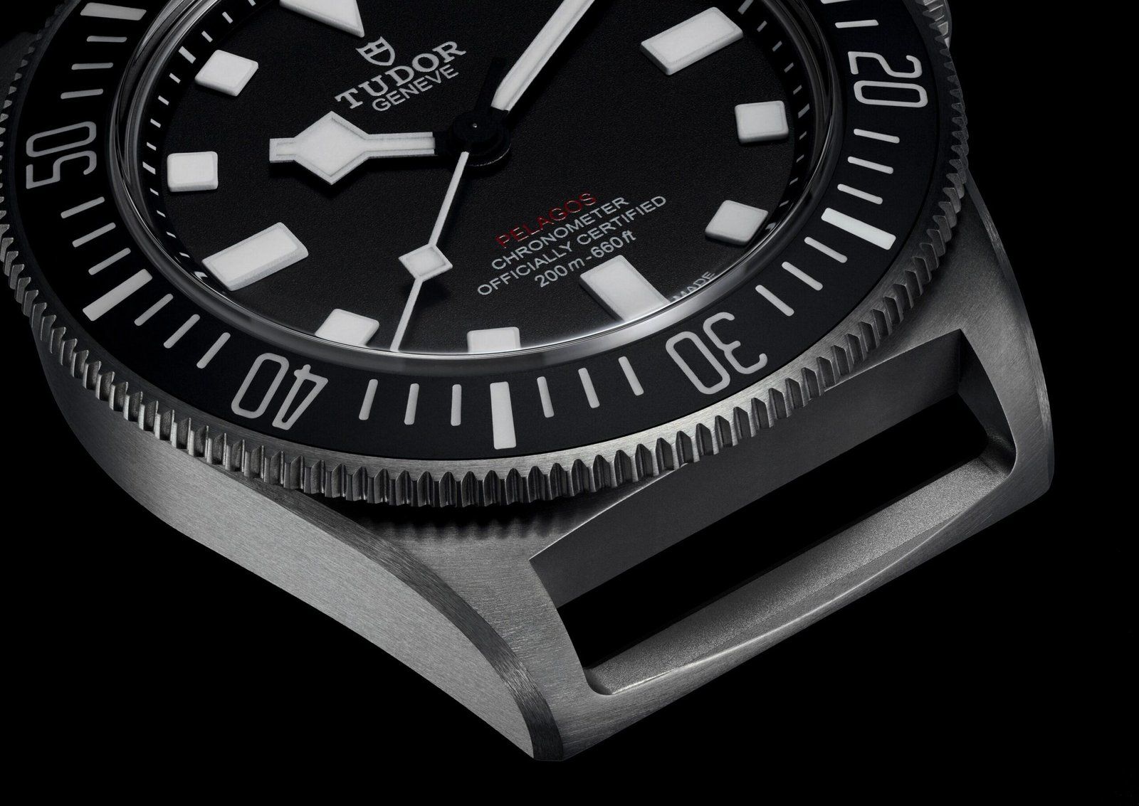 The bezel is cleverly engraved with a 12-hour graduated track while retaining its fixed position. 