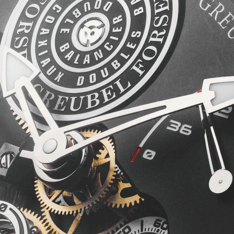A three-dimensional dial with a curved profile allows the movement to fully express itself