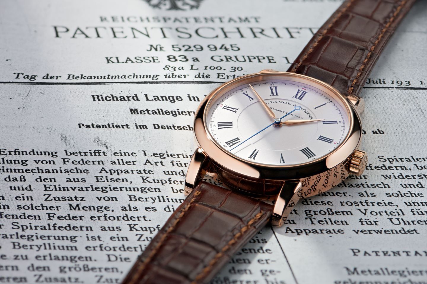Richard Lange in pink gold in front of the patent application of his eponym