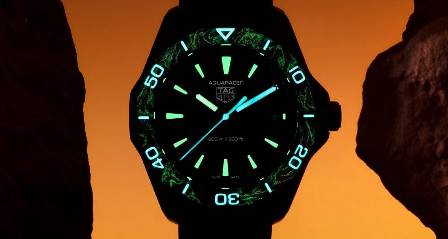 The DLC-coated bezel is accentuated with green Super-LumiNovaTM and carbon inserts.