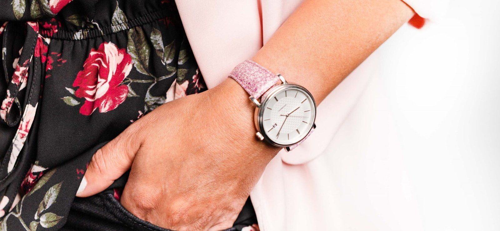 ROSE is a stunning addition to both classic and smart timepieces.