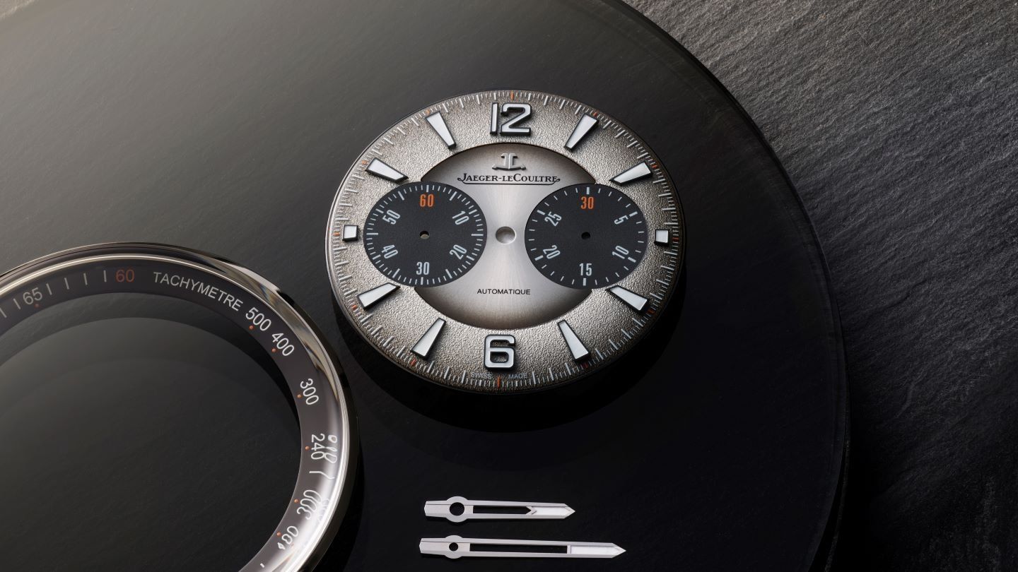 The dial is composed of a central disc, a middle ring, to which the hour markers are applied