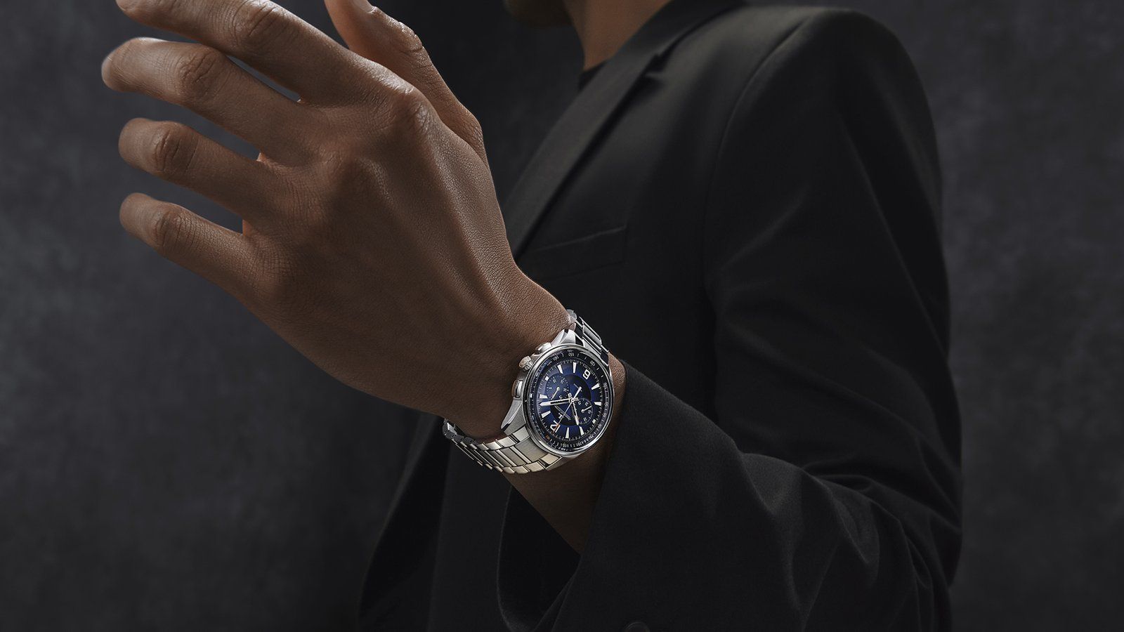 The blue dial is complemented by a steel bracelet and a blue rubber strap textured with a ‘Clous de Paris’ pattern