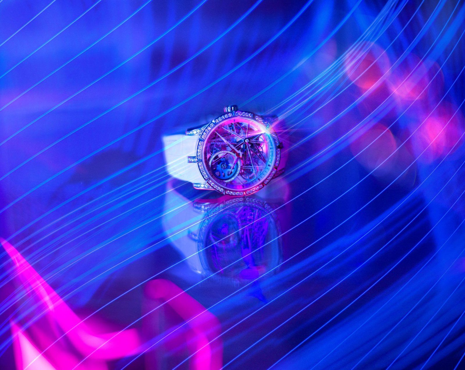The movement of the Backlight collection was decorated with a new technology which involved adding micro-structures made of lab-grown sapphire to the movement