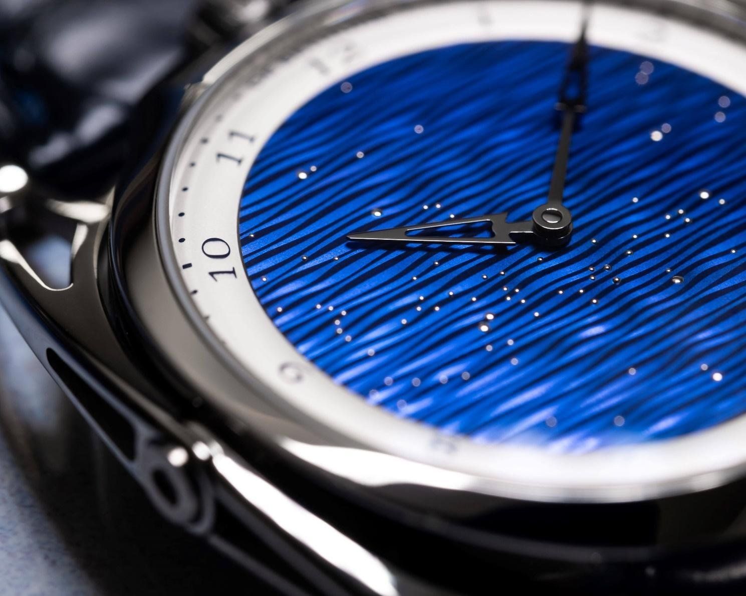 The DB28xs Starry Seas features the world’s first random guilloche pattern on its dial