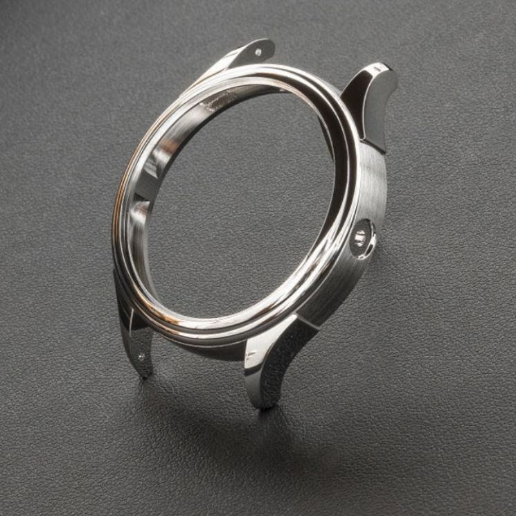 Platinum Pt950 case with welded lugs features a mix of mirror polished bezel and brushed flanks