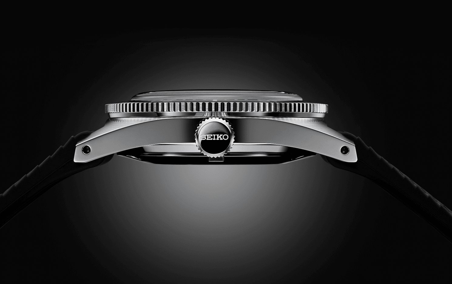 The slimmer construction of the movement makes the watch thinner by 0.5mm.