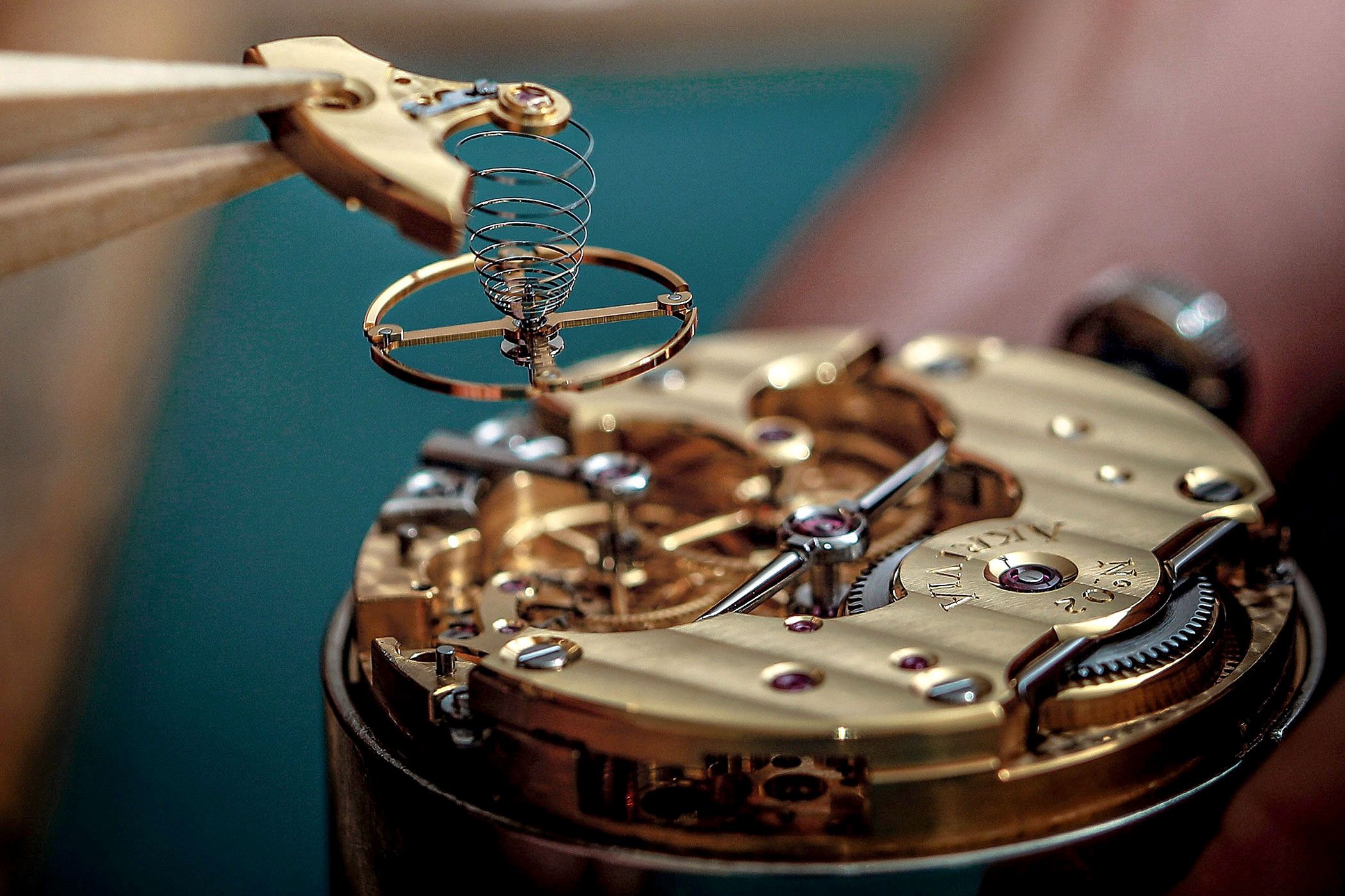 independent-watchmakers-akrivia-movement-mounting-.jpg