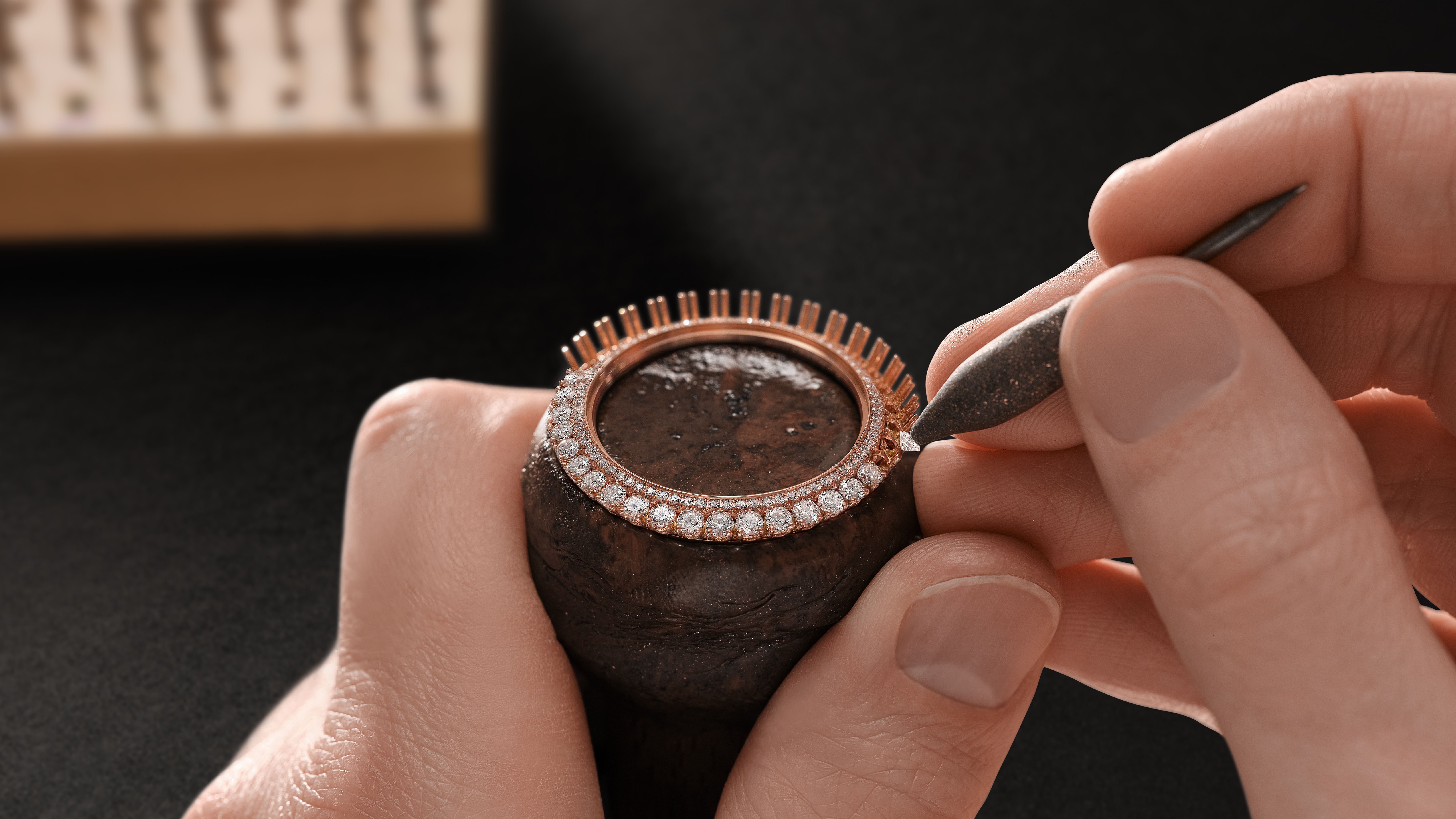 jaeger-lecoultre-inthemaking-gem-setting-16.91.jpg