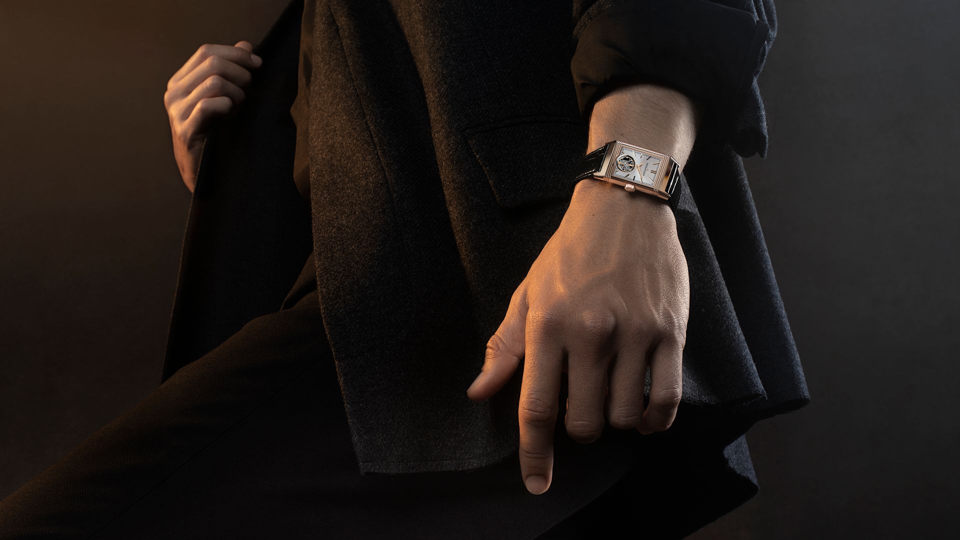 jaeger-lecoultrereversotributeduofacetourbillon-wristshot-recto-16-9-rgb.jpg