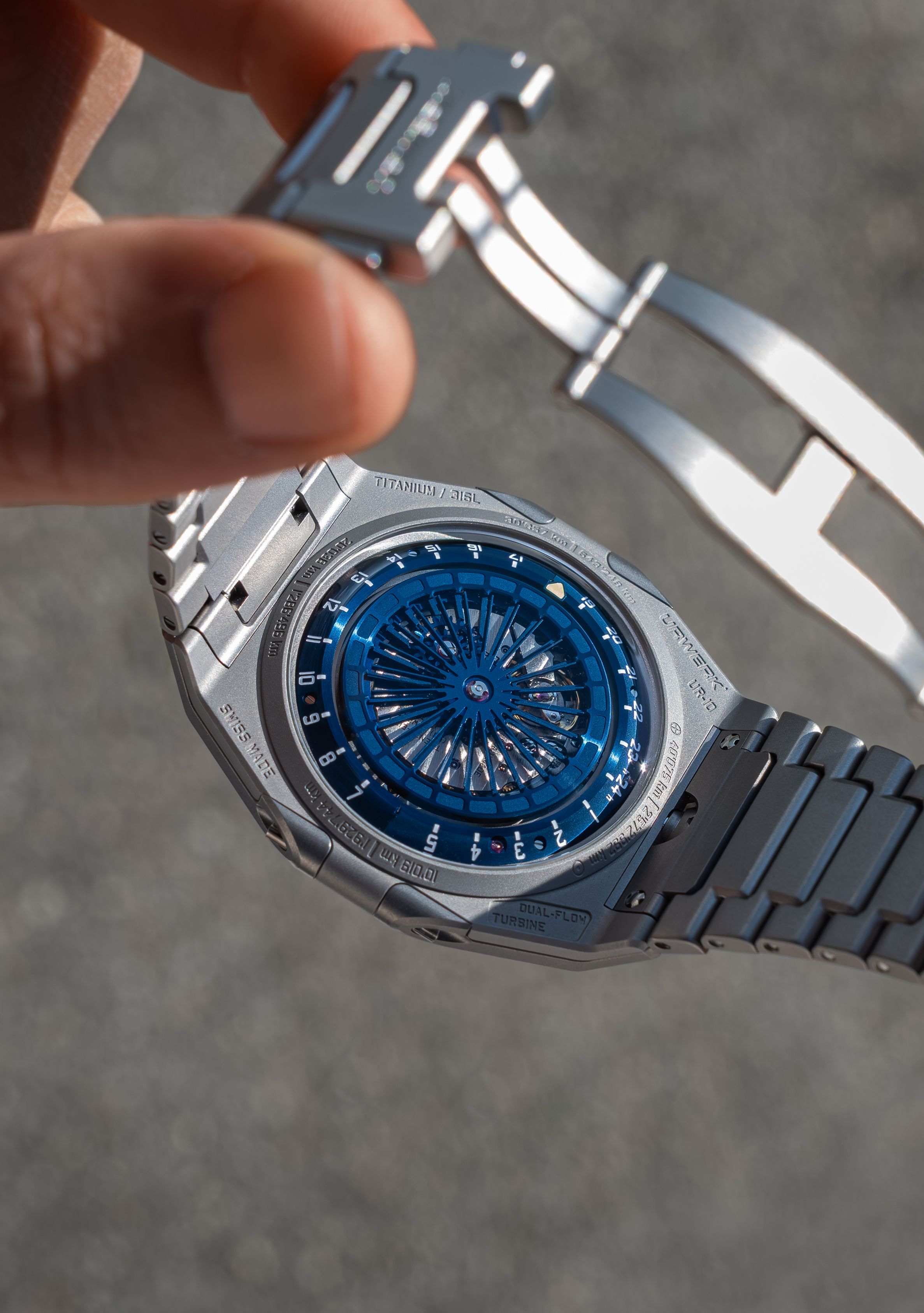 Caseback view of the URWERK UR-10 SpaceMeter Blue highlighting the Double Flow Turbine winding system