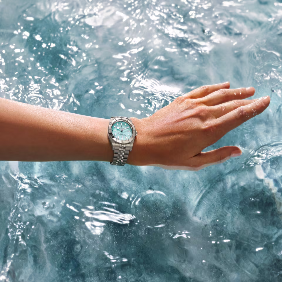 tudorwatch-black-bay-54-lagoon-blue-gallery-01.avif